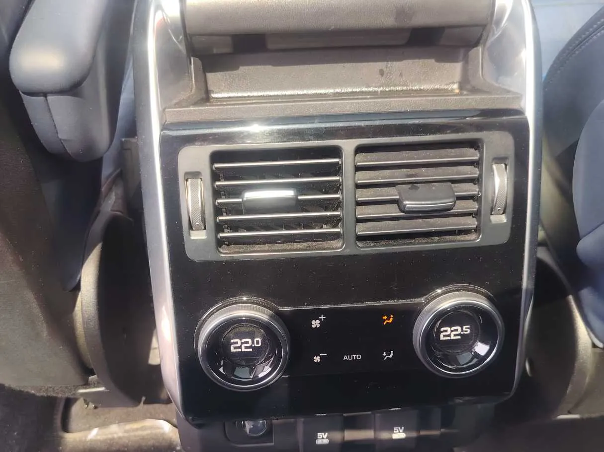 Car image 30