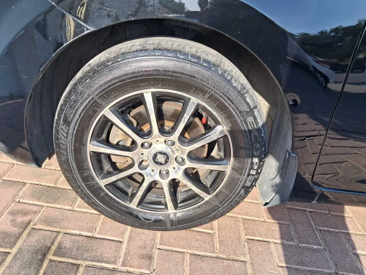 Car image 9