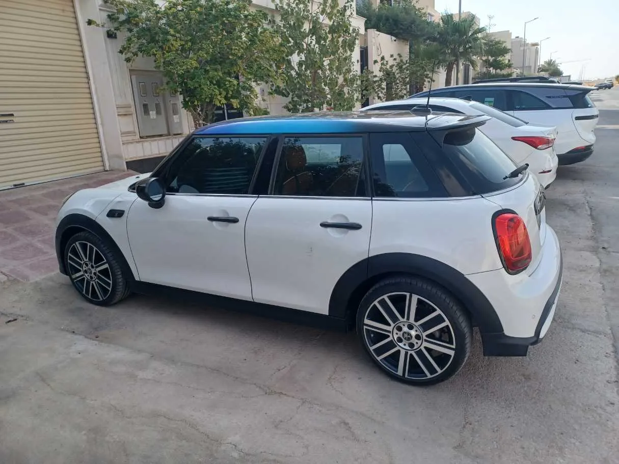 Car image 8