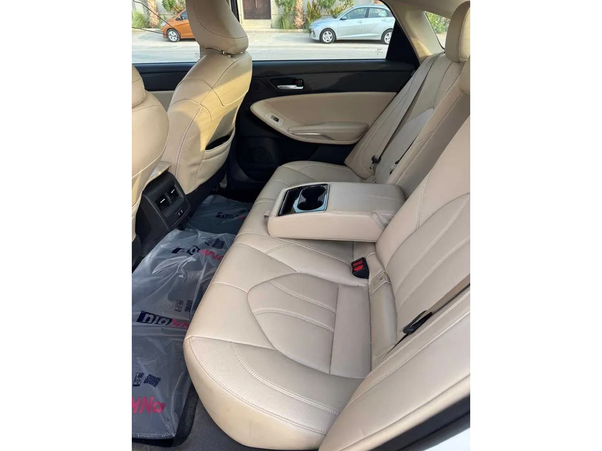 Car image 13