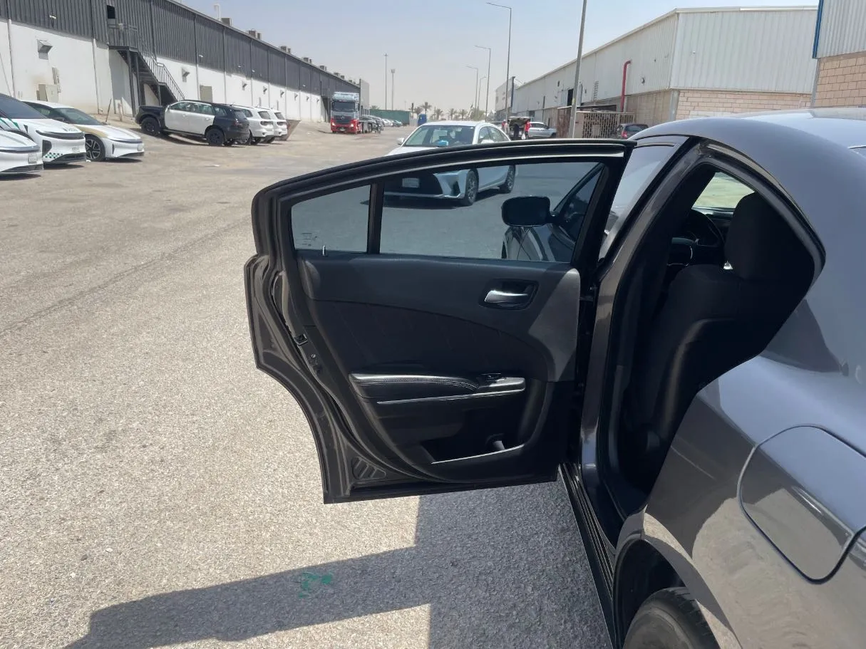 Car image 14