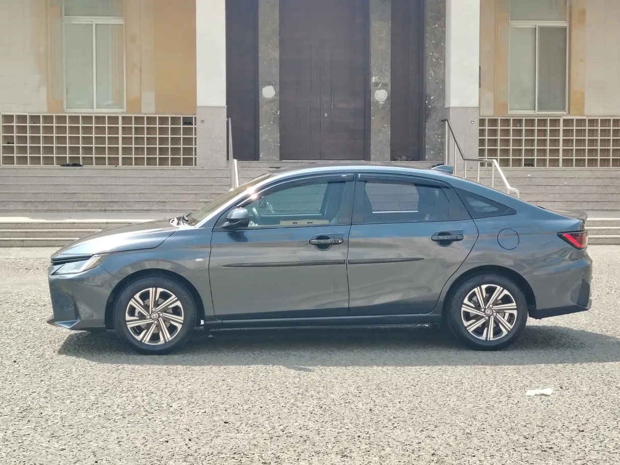 Car image 8