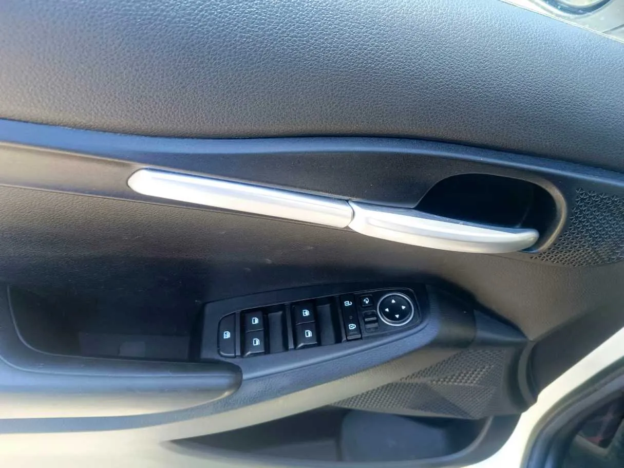 Car image 26