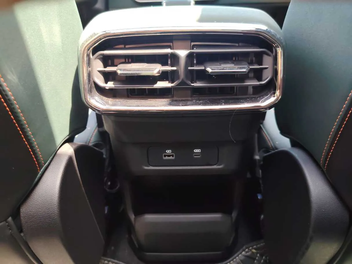 Car image 30