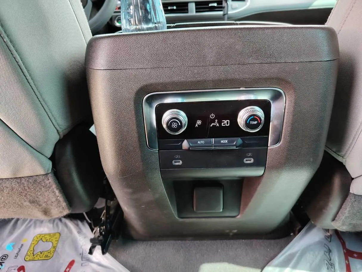 Car image 30