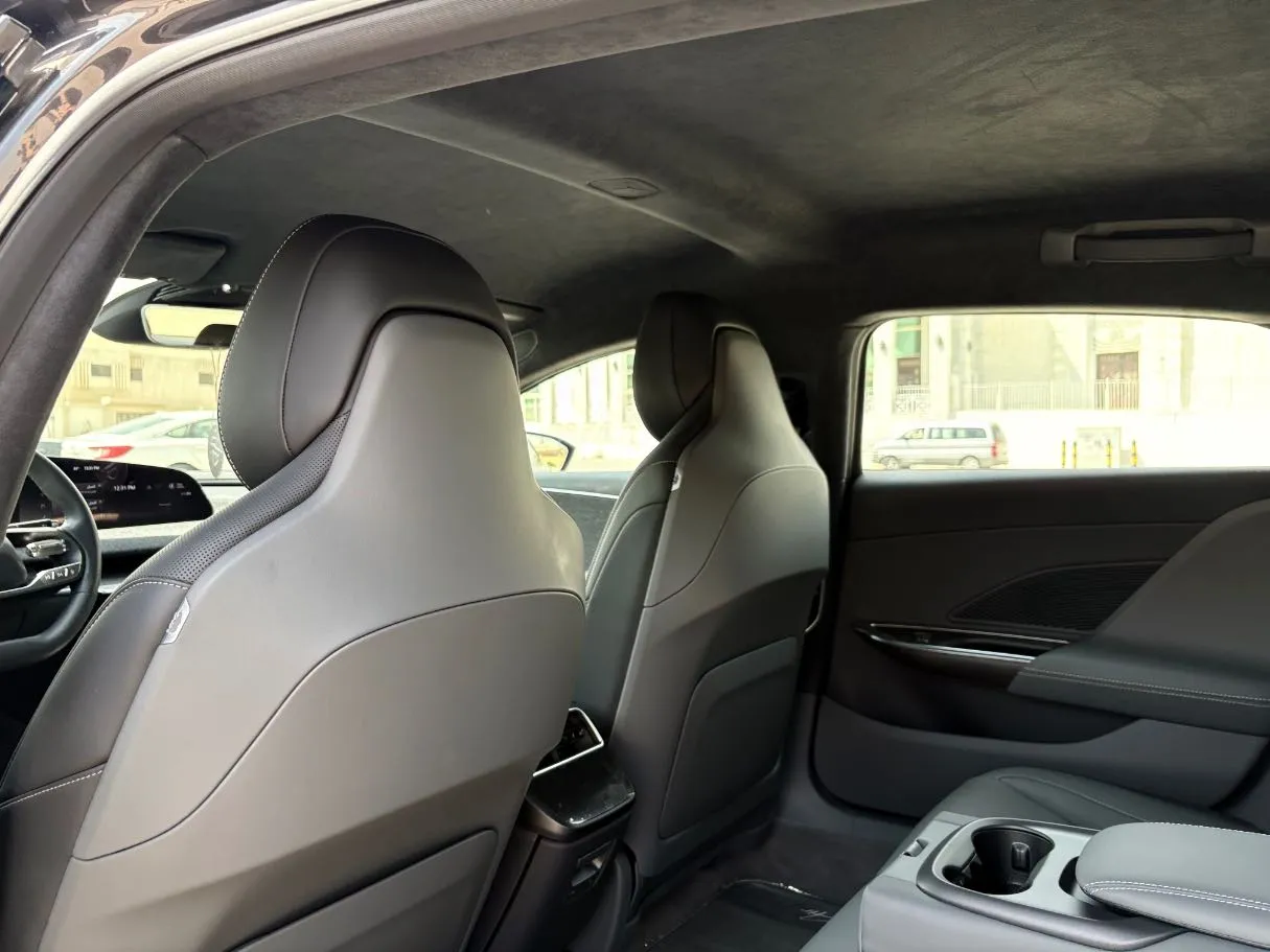Car image 17