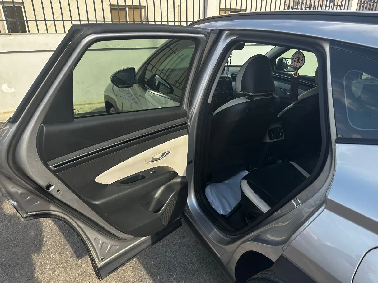 Car image 14