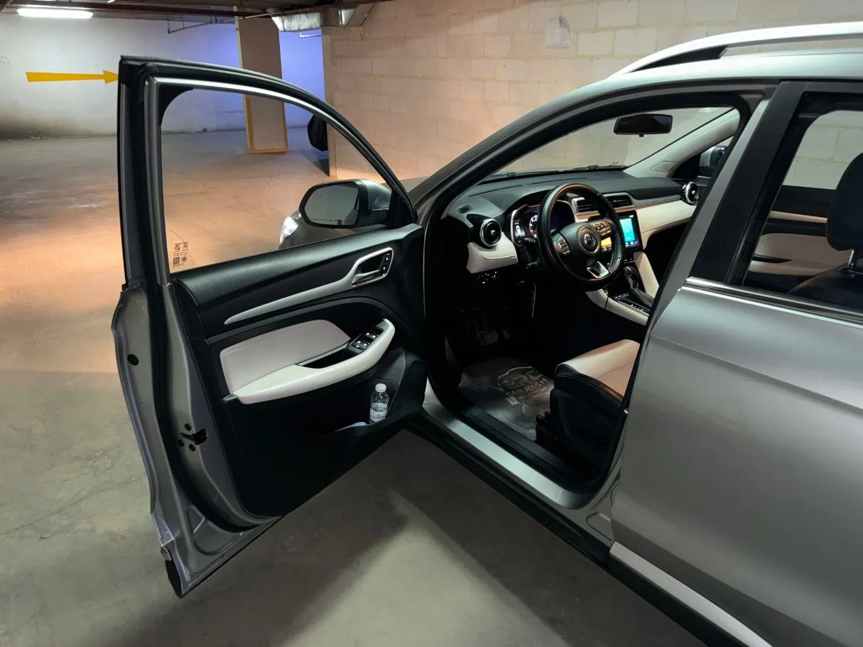 Car image 9