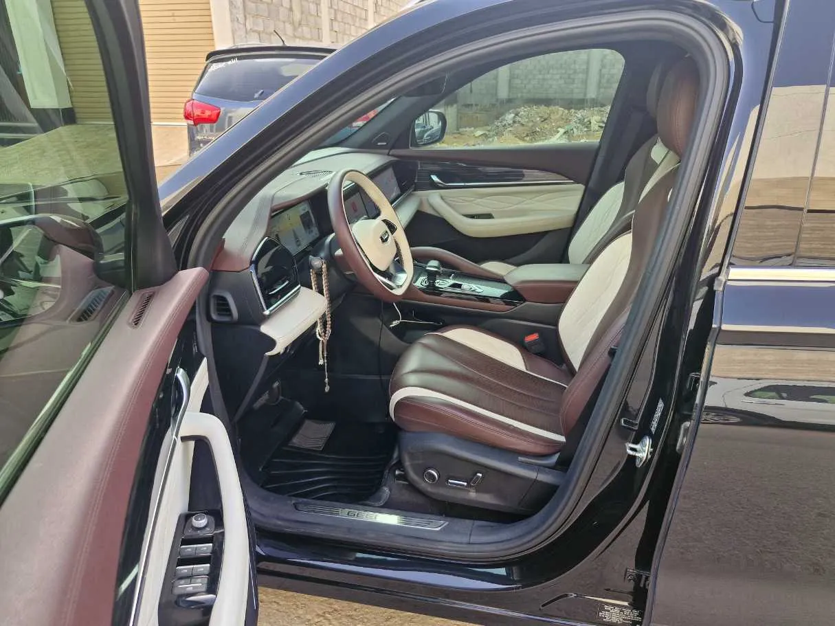 Car image 12
