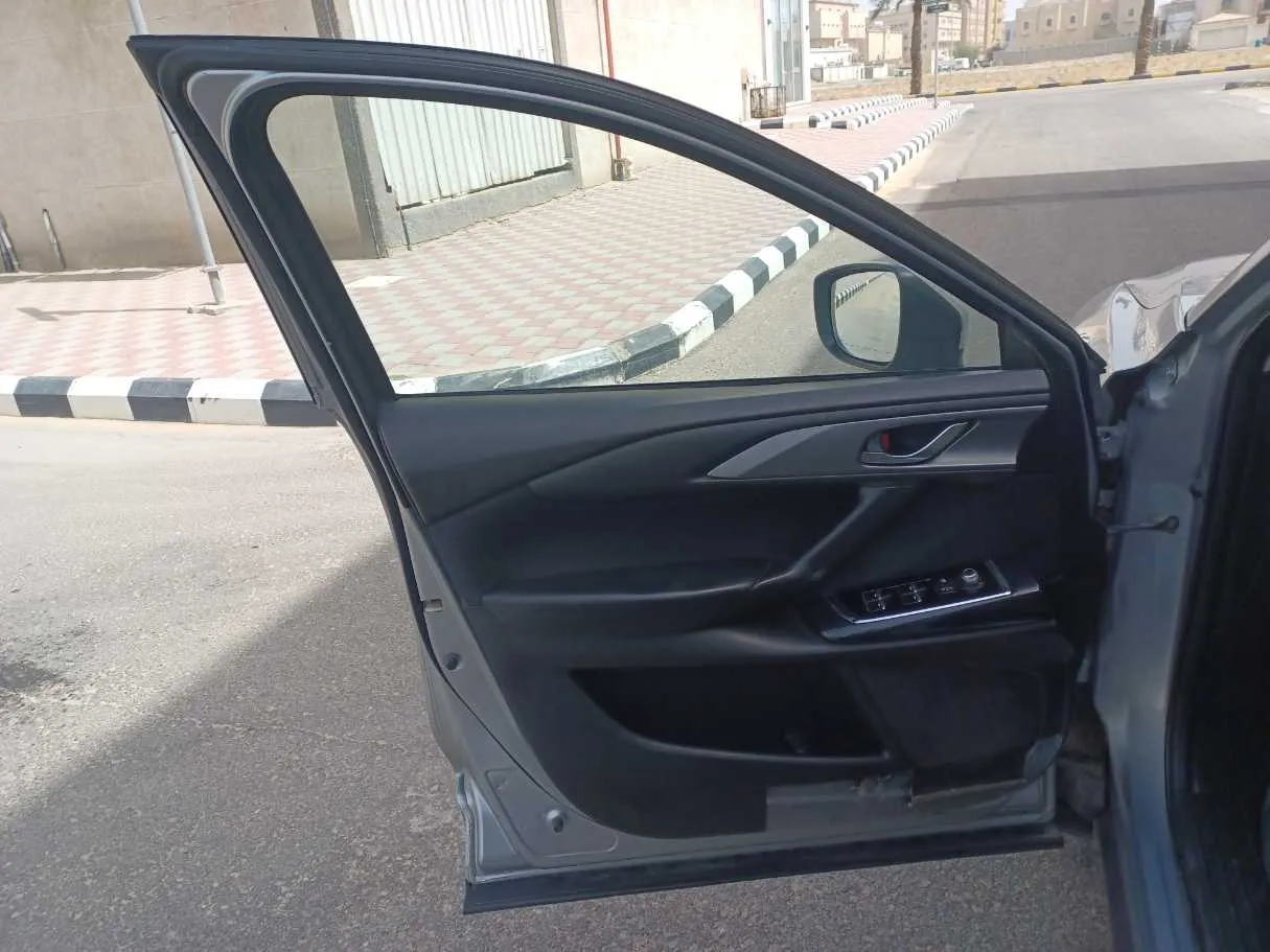 Car image 10