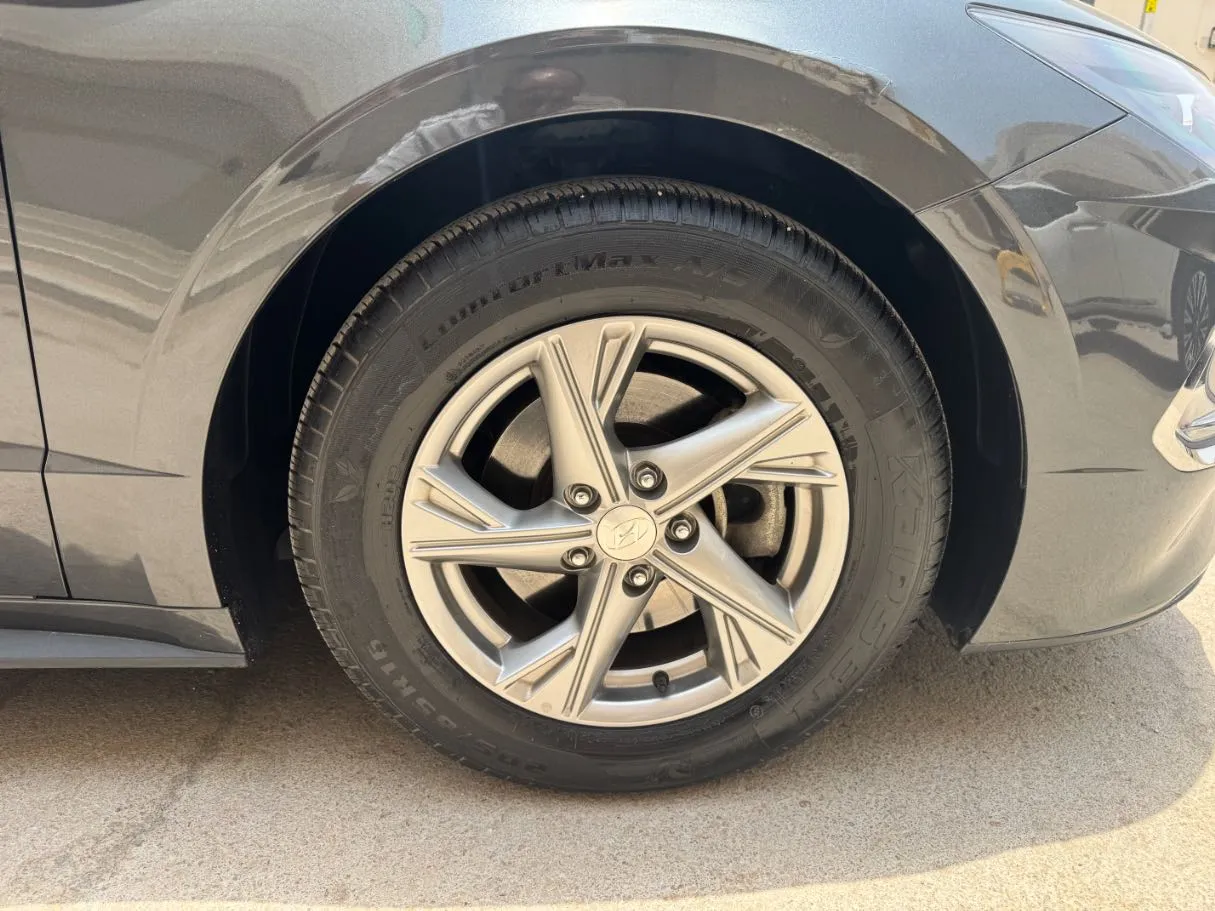 Car image 9