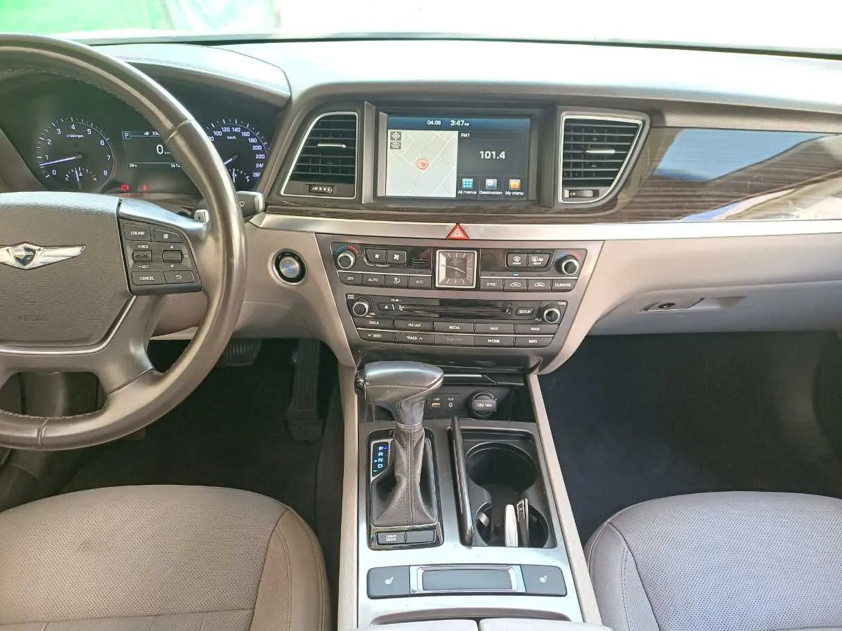 Car image 18