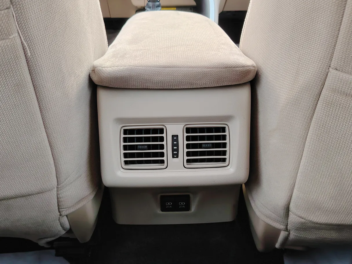 Car image 27