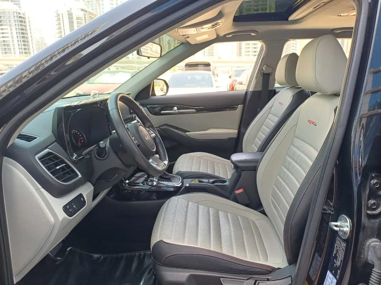 Car image 12