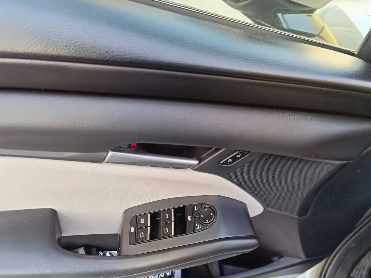 Car image 28