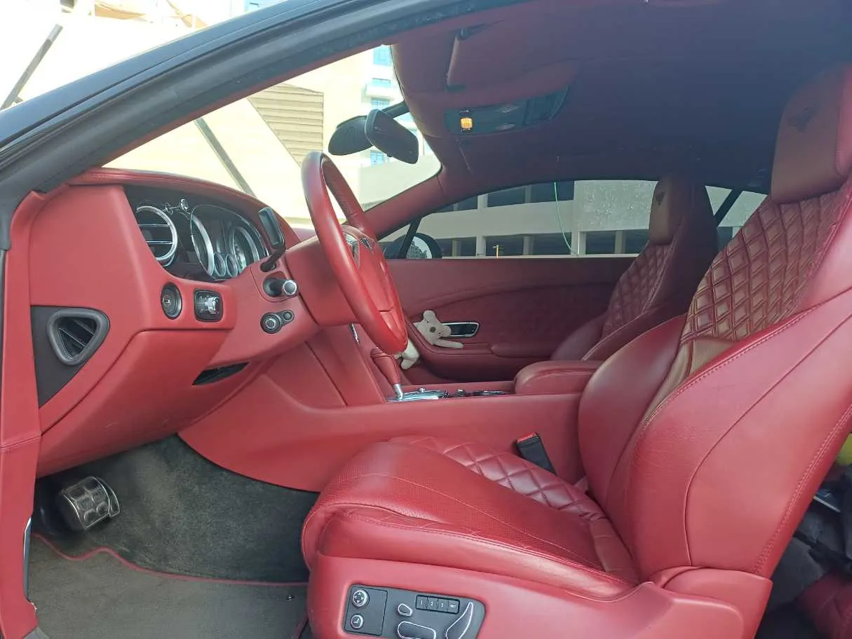 Car image 12