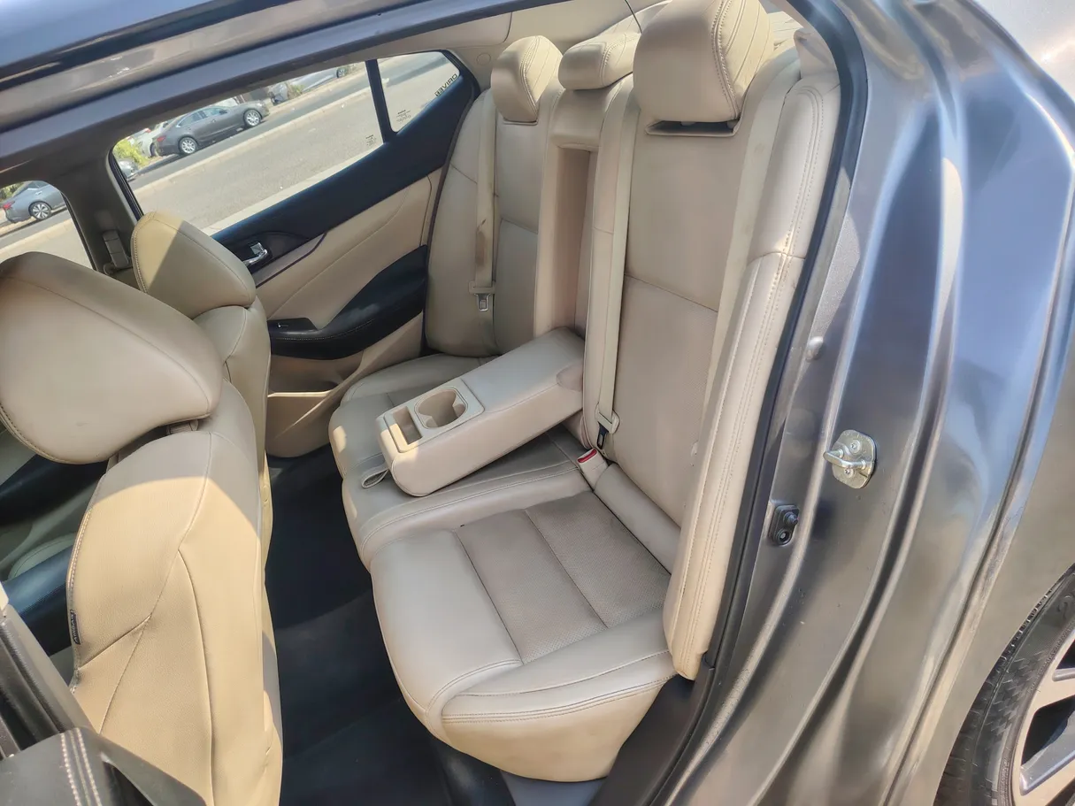 Car image 16