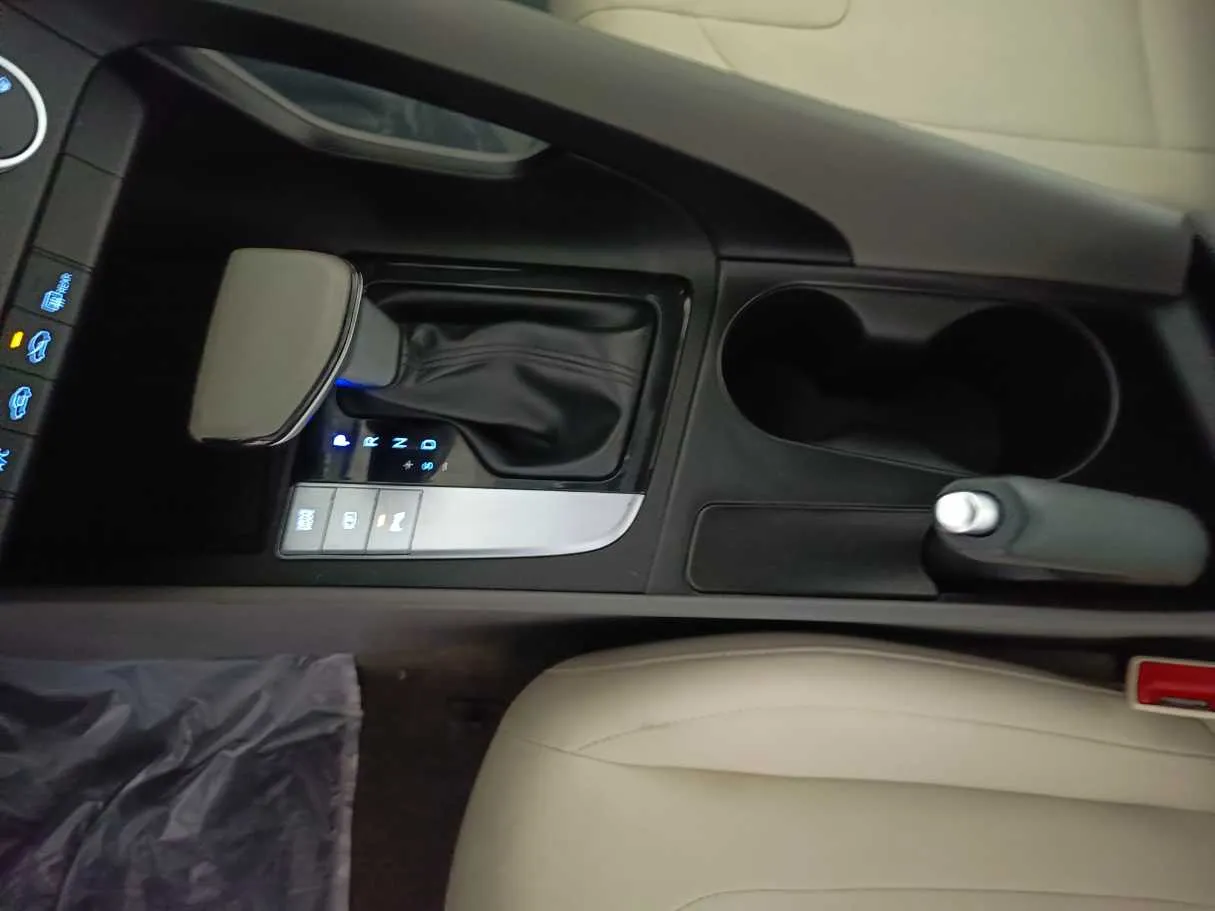 Car image 14