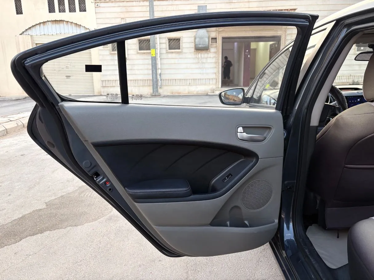 Car image 14