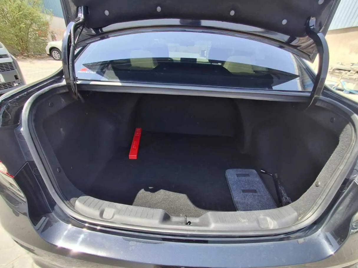 Car image 19