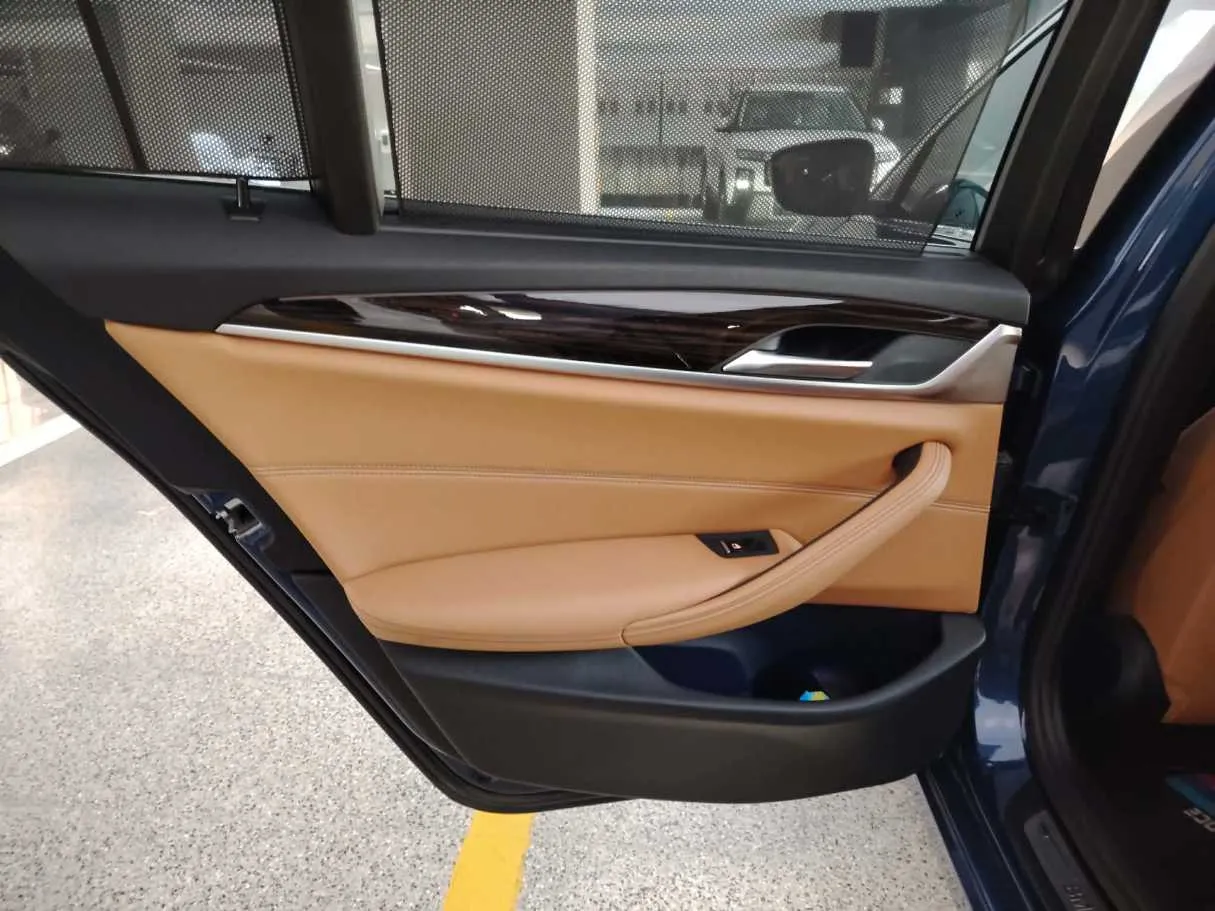 Car image 18