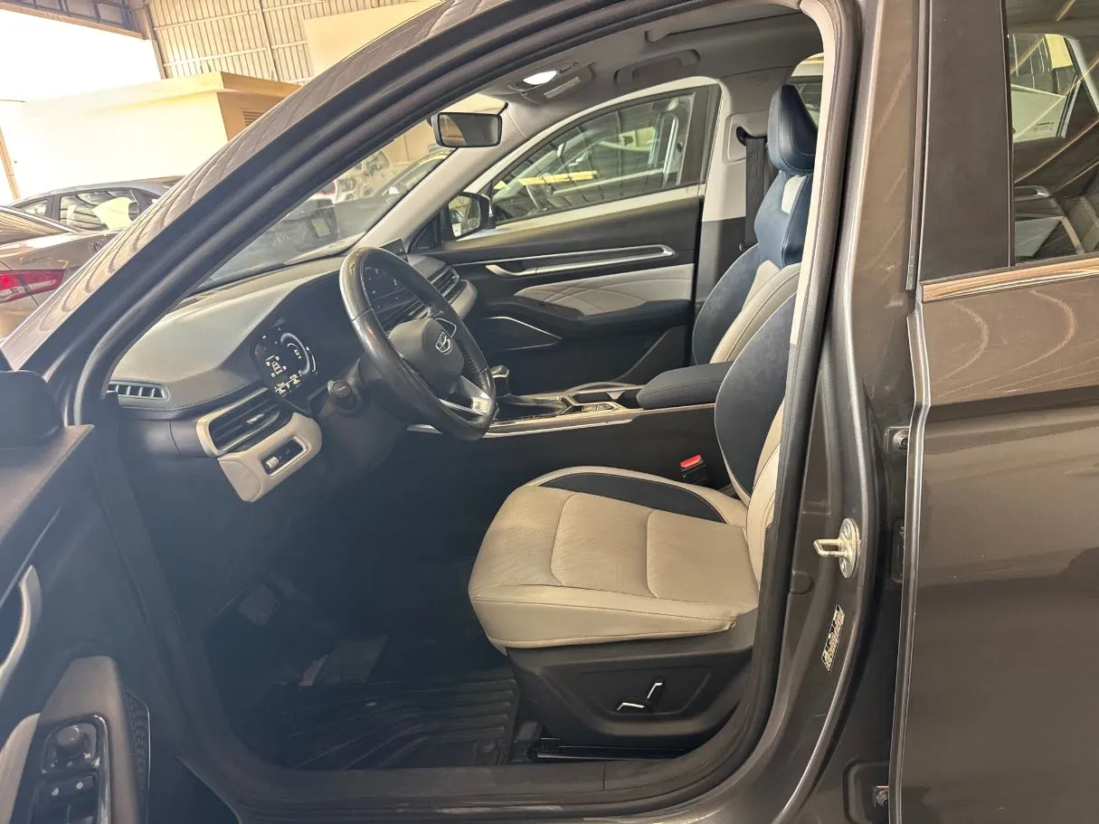 Car image 9