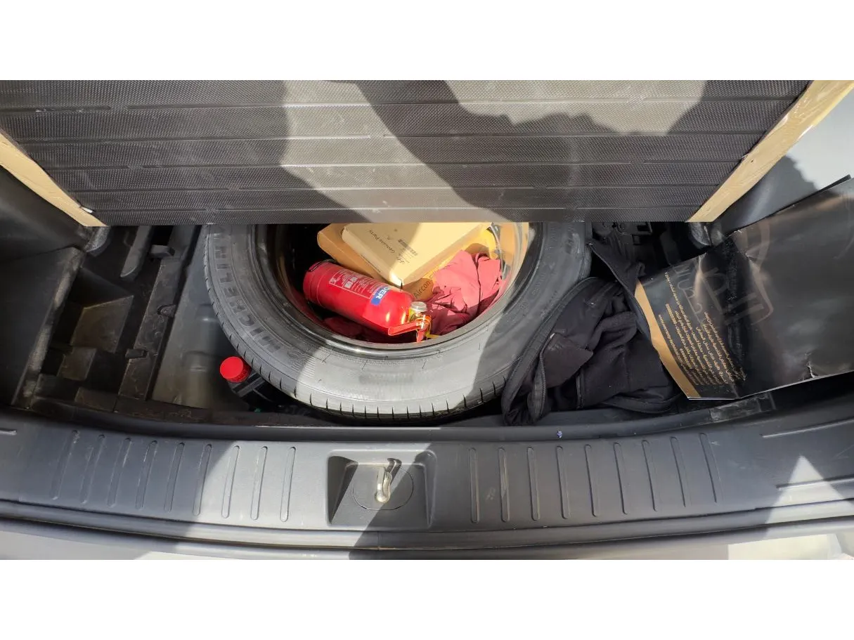 Car image 26