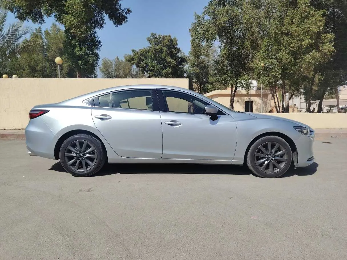 Car image 4