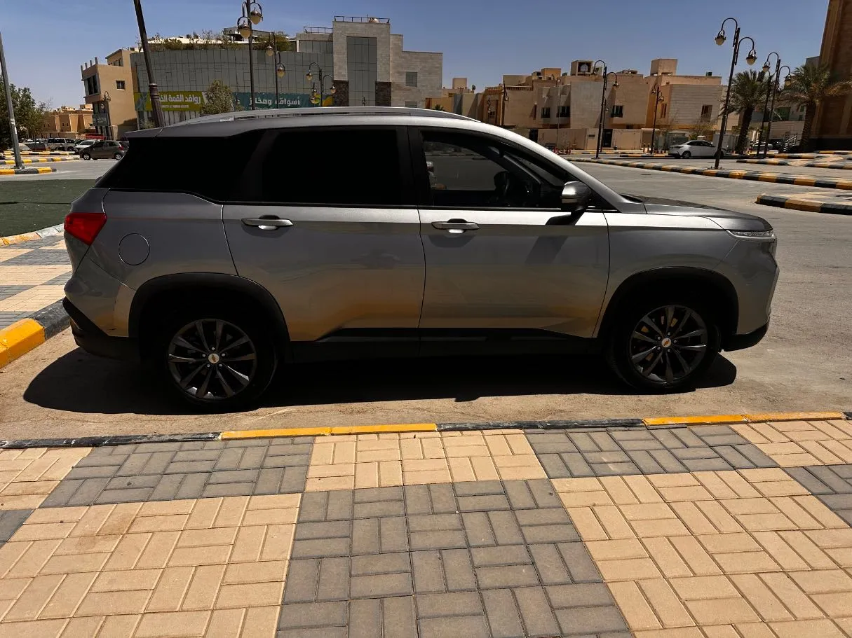 Car image 4