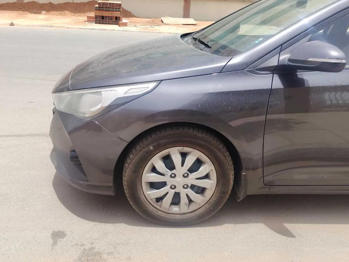 Car image 9