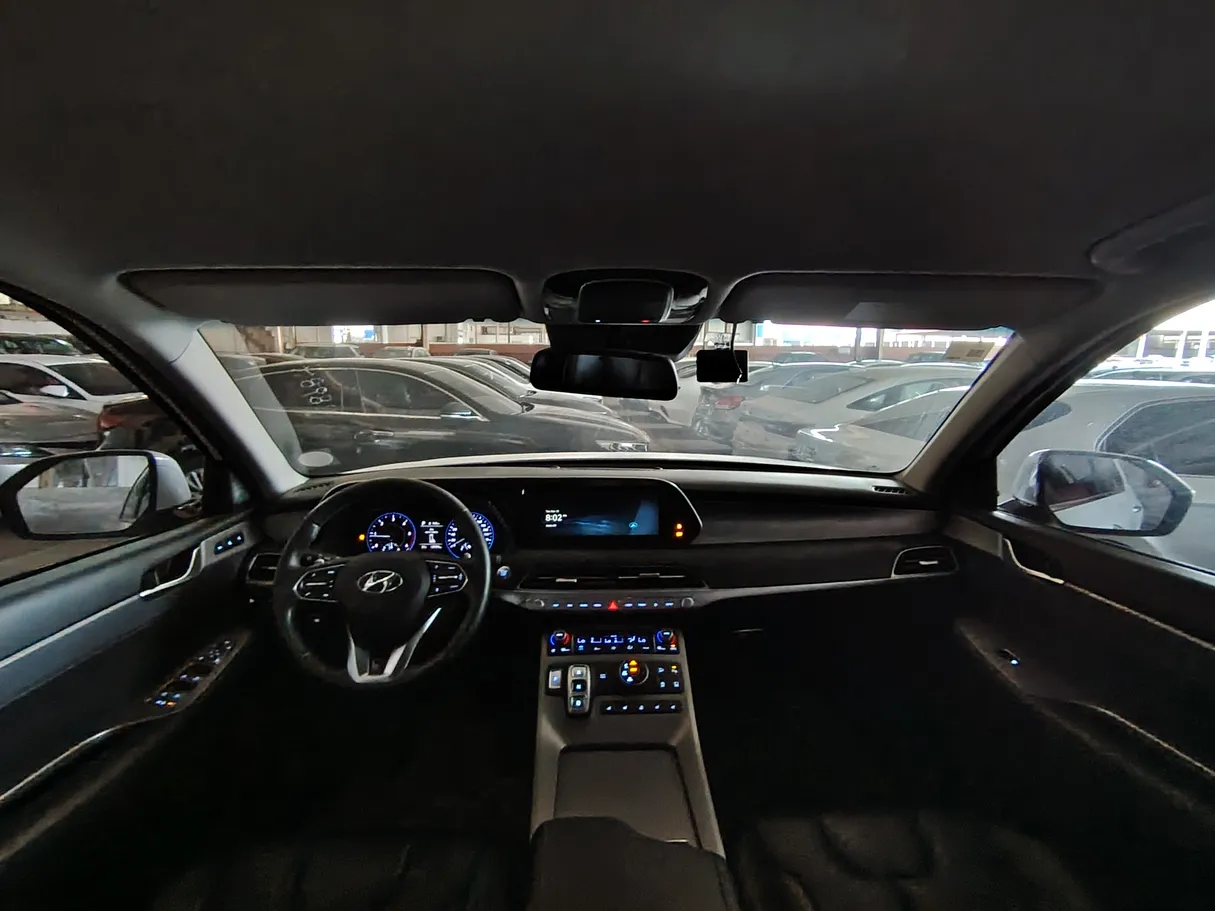 Car image 18