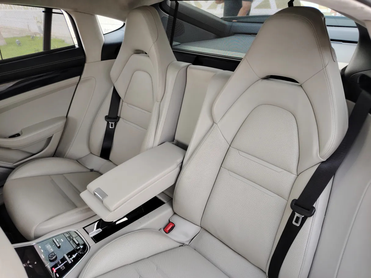 Car image 16