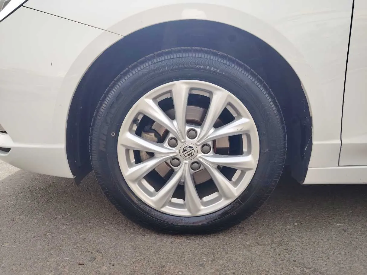Car image 9