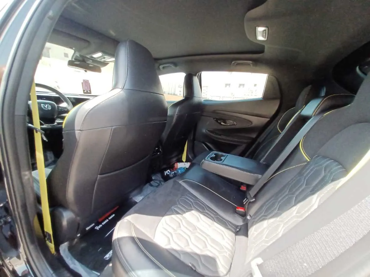 Car image 12