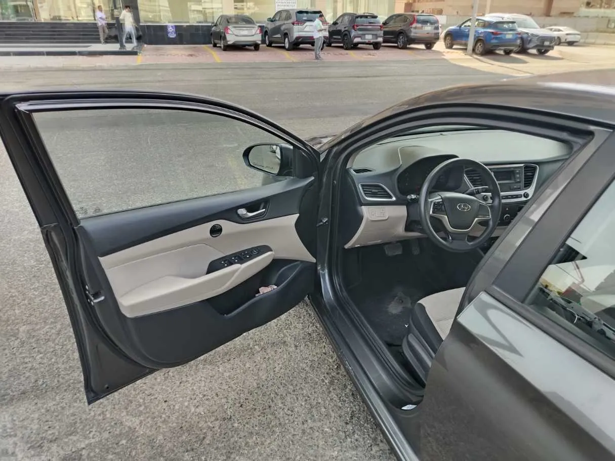 Car image 11