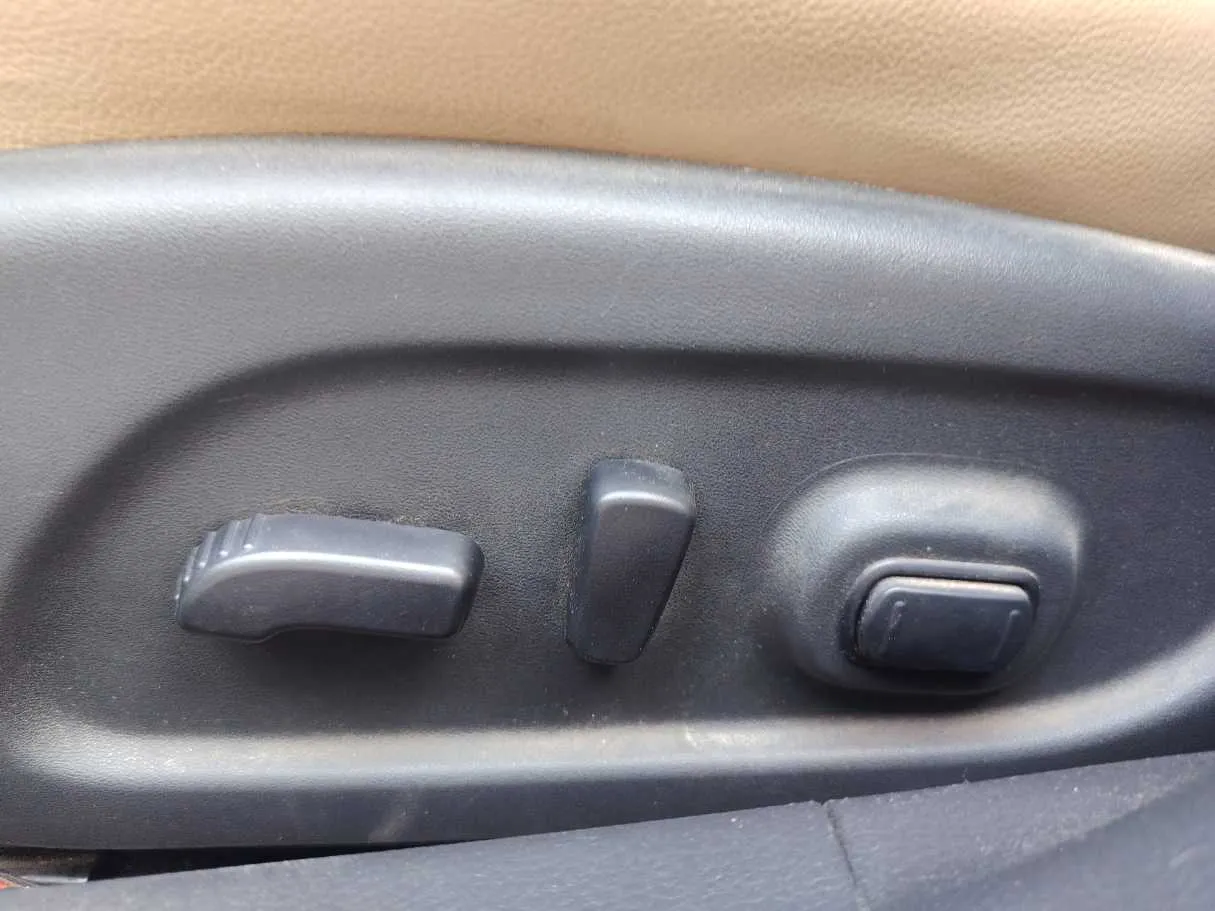 Car image 25