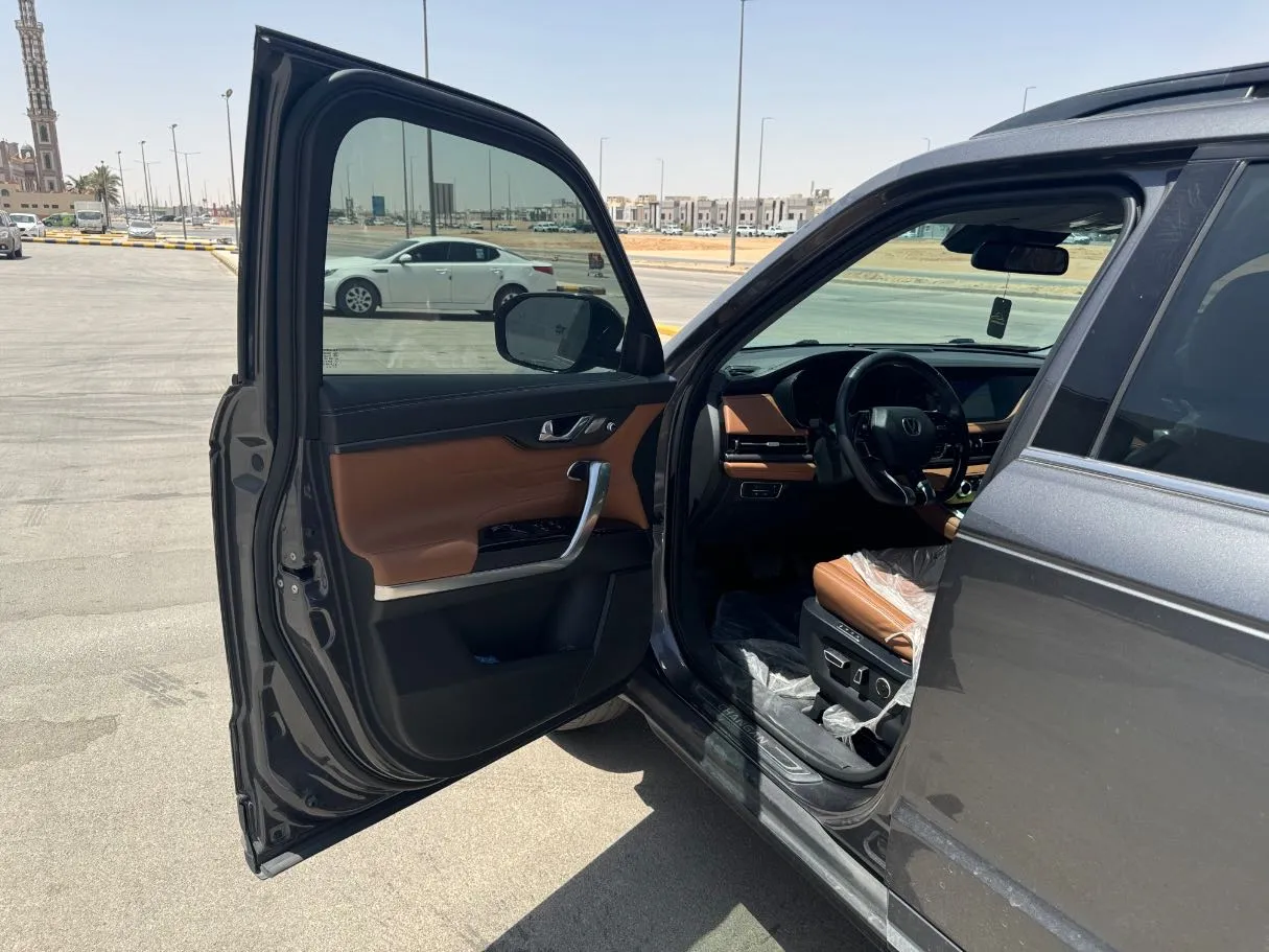 Car image 10