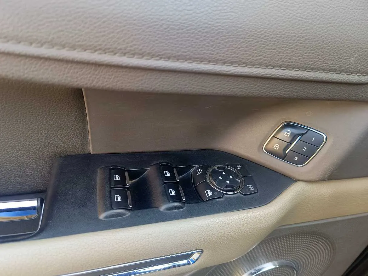 Car image 33