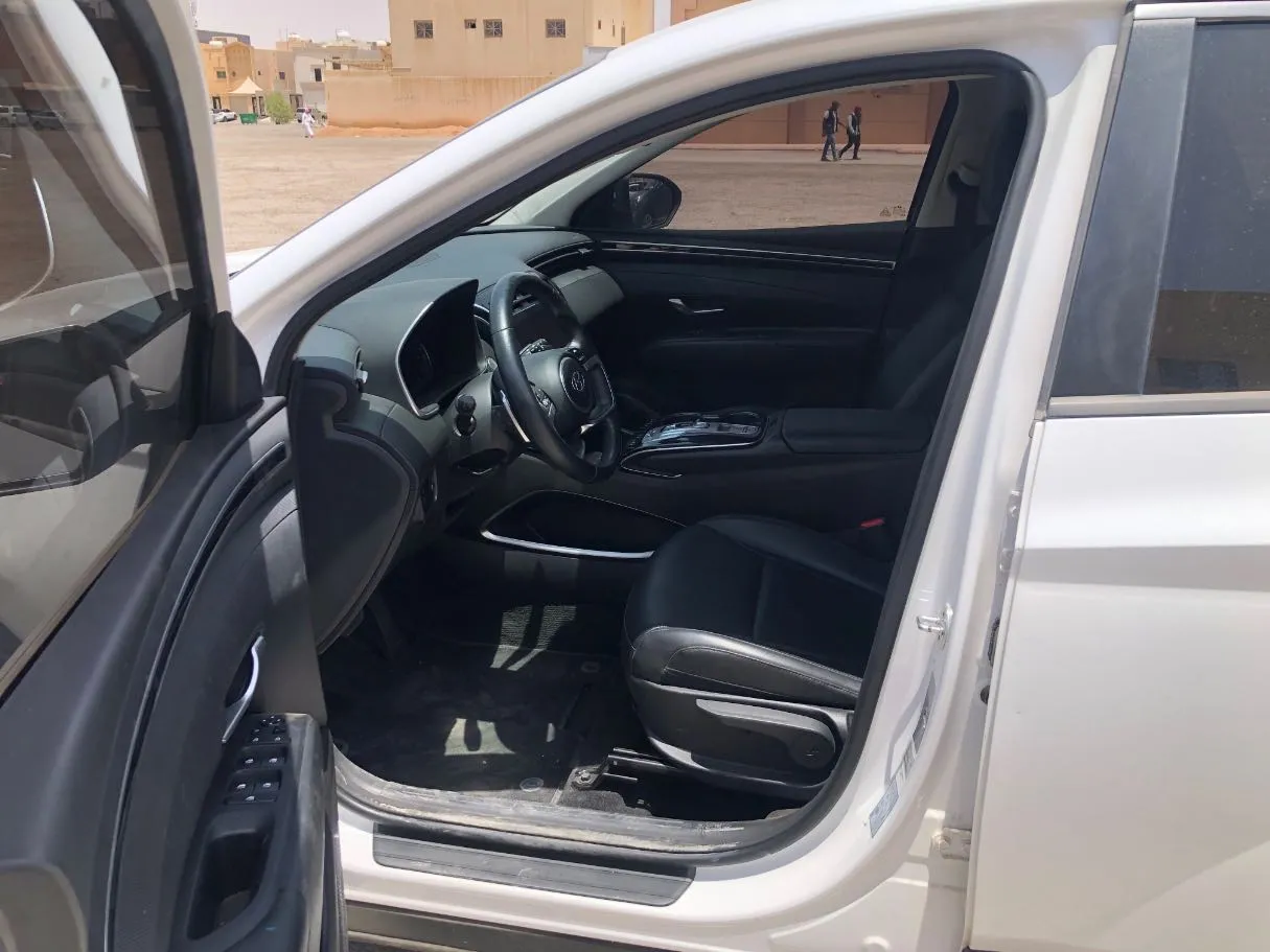 Car image 11