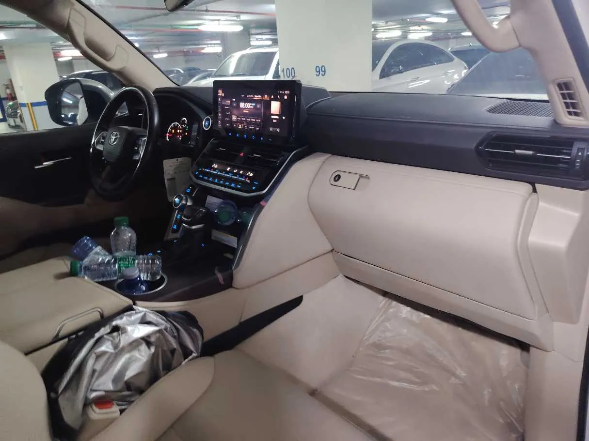 Car image 14