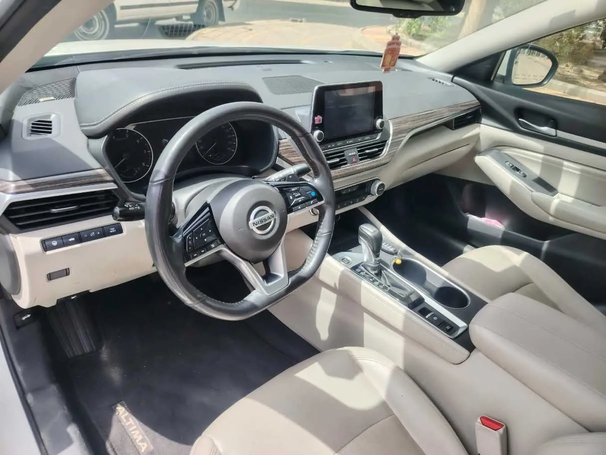 Car image 15