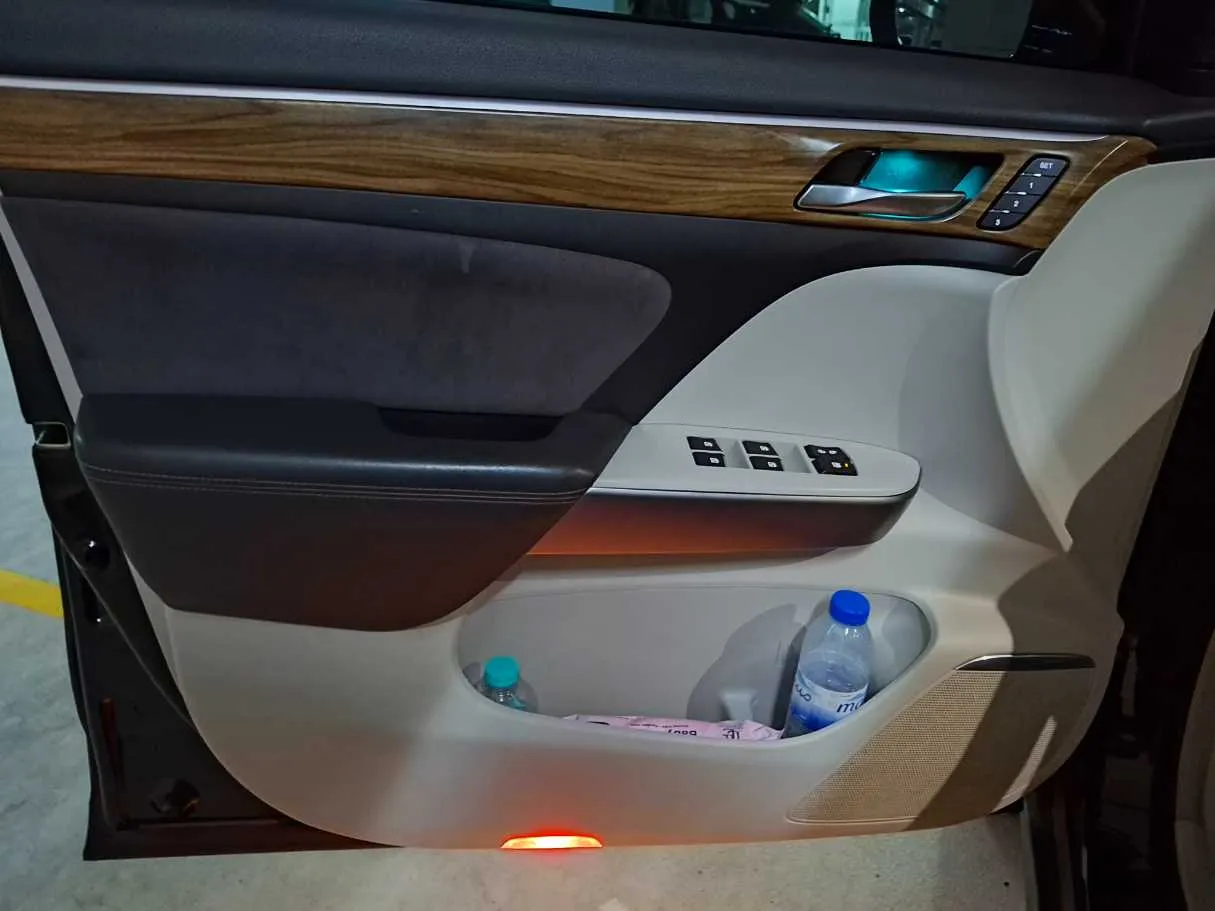 Car image 10