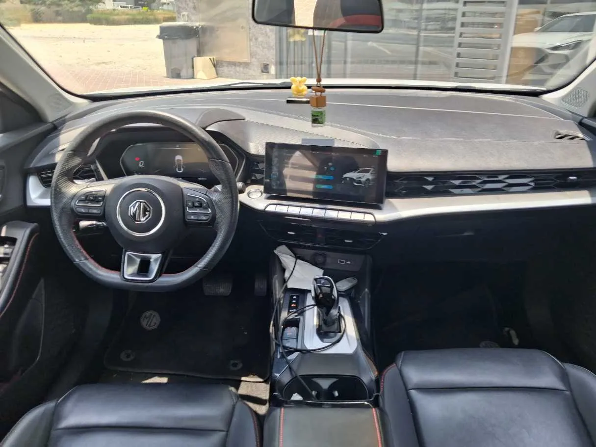 Car image 14