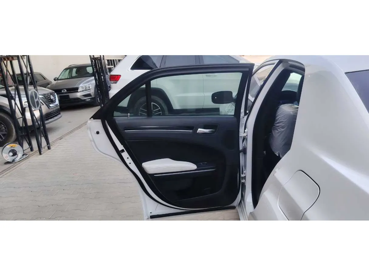 Car image 14