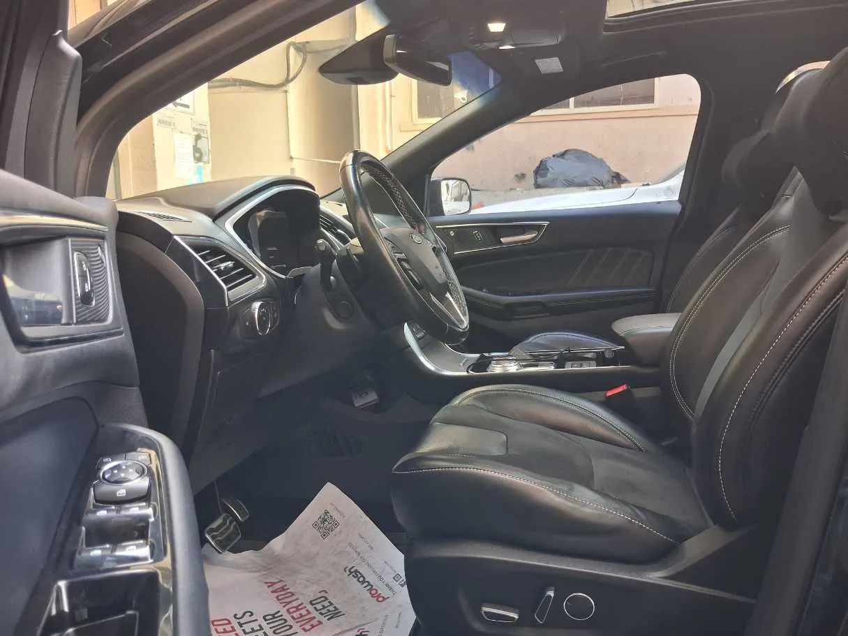 Car image 12