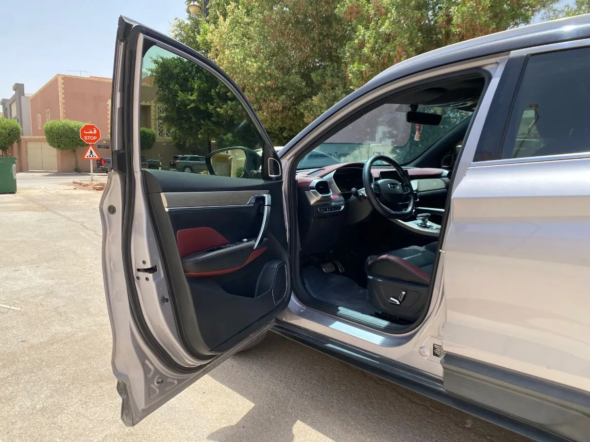 Car image 9