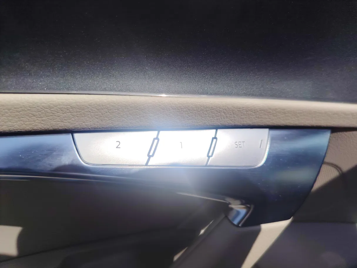 Car image 32