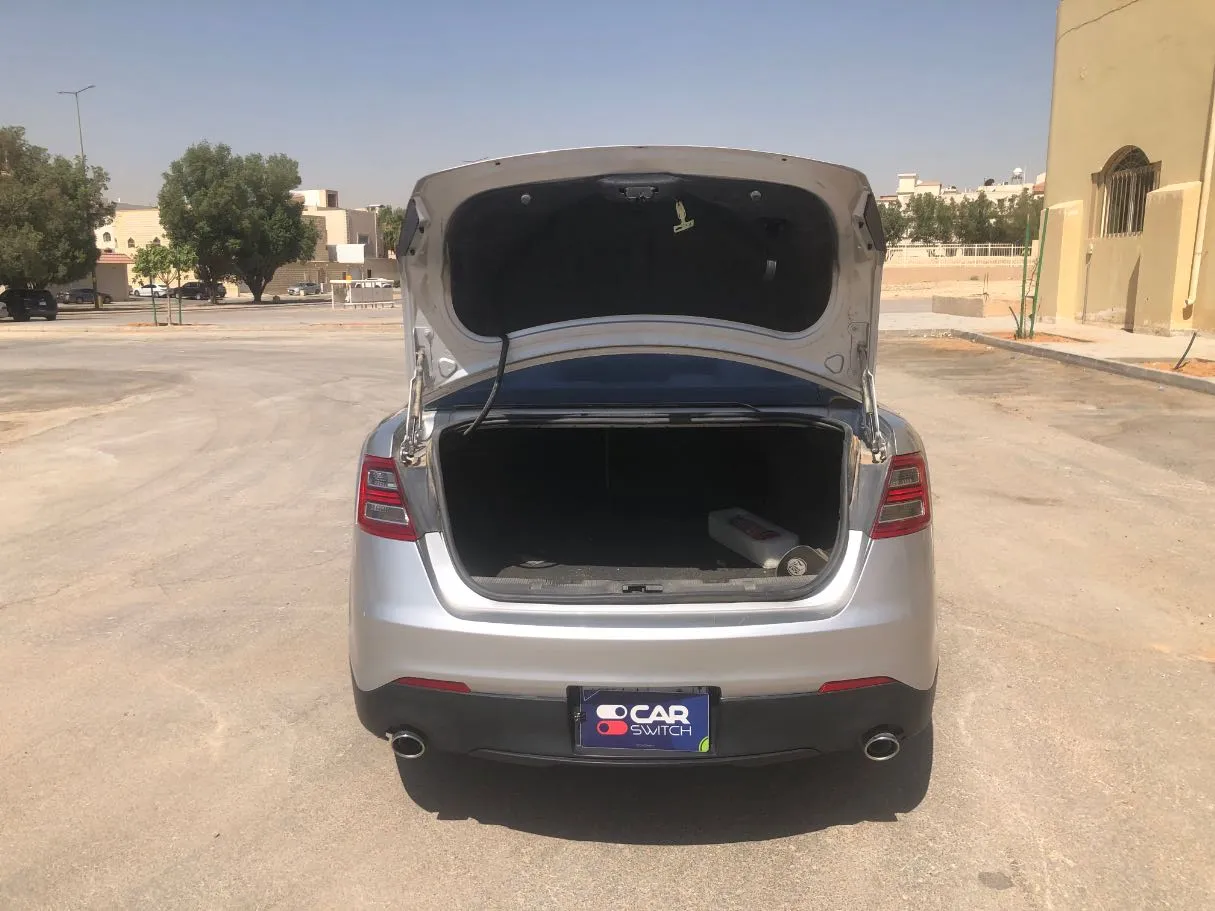 Car image 18