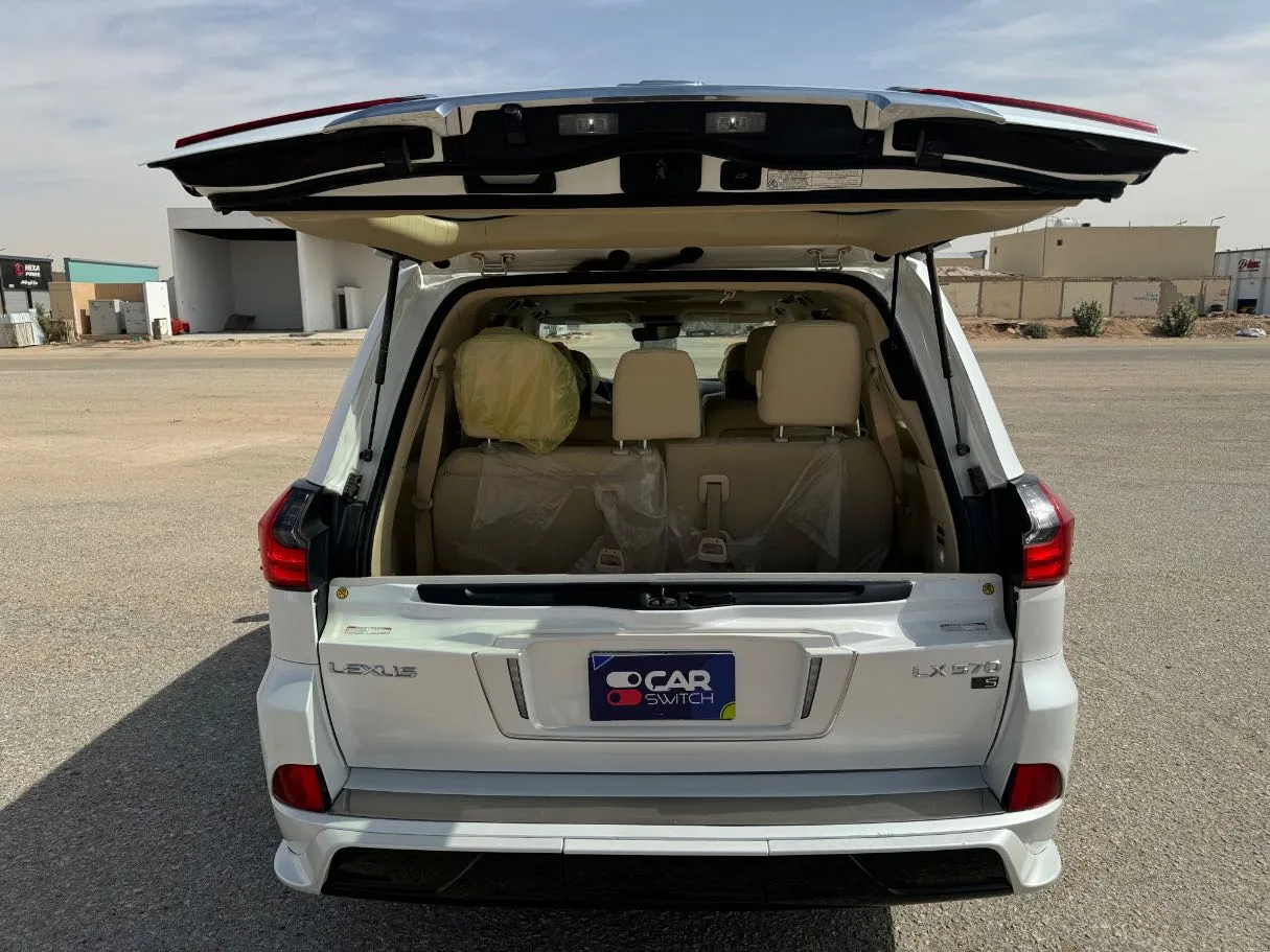 Car image 19