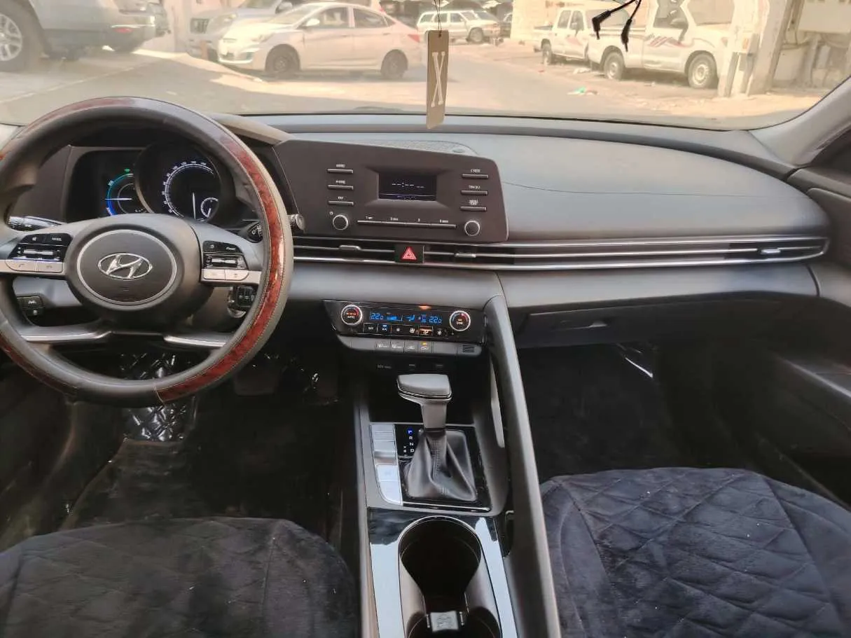 Car image 19